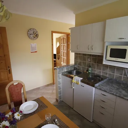 Beautiful With Garden Apartman